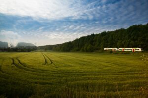 champ vert avec en fond à droite un train