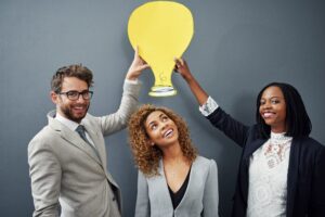 trois collaborateurs avec une idée pour illustrer le CII