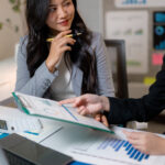 consultantes en pleine analyse de documents financier