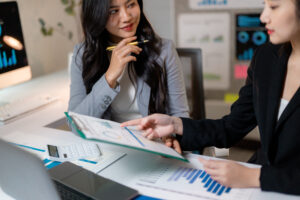 consultantes en pleine analyse de documents financier