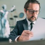 avocat fiscaliste analysant la loi de finances et les impacts sur le JEI en 2025