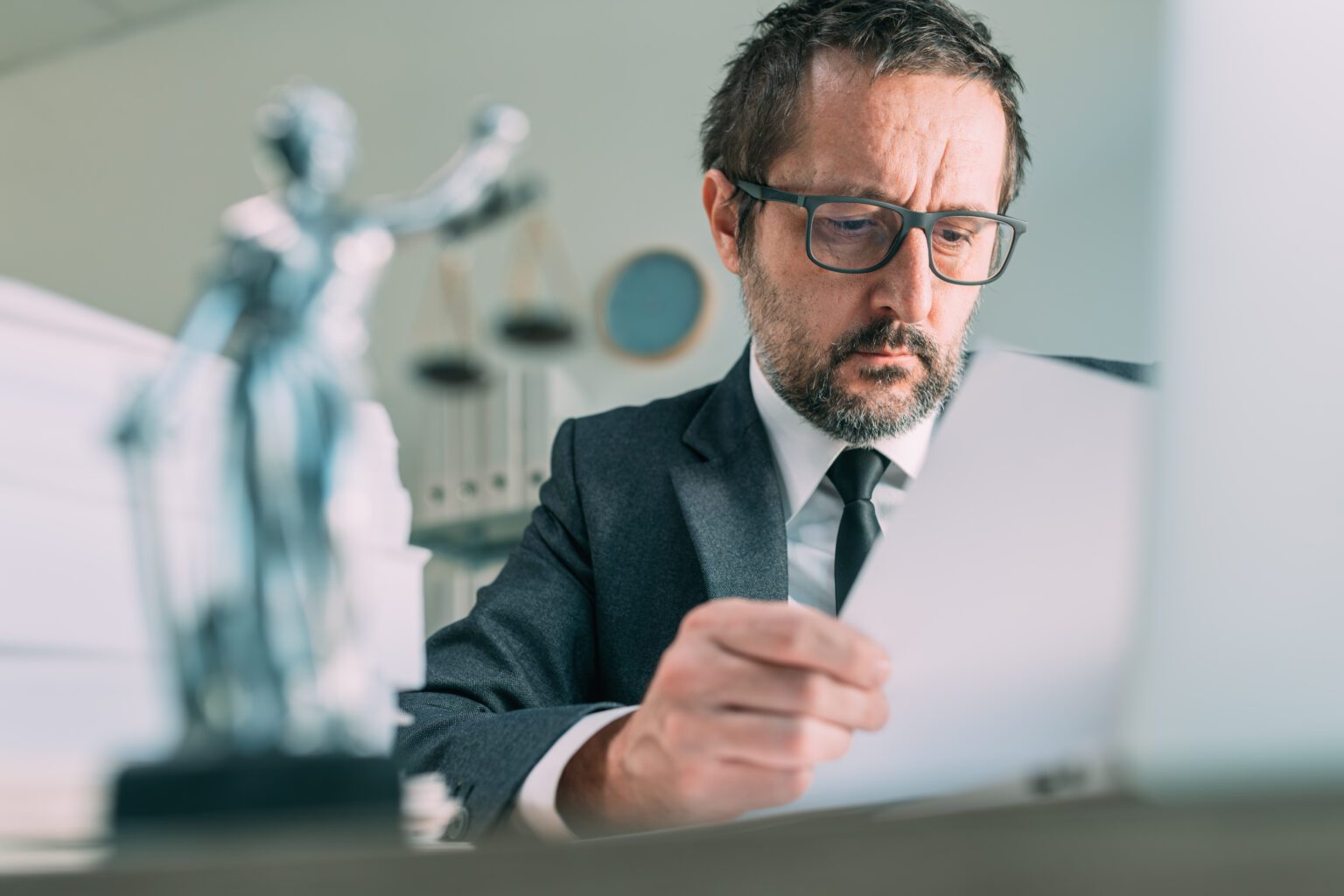 avocat fiscaliste analysant la loi de finances et les impacts sur le JEI en 2025